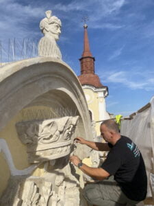Curatare statui piatra prin sablare abraziva cu nisip pentru indepartare licheni, Palatul Toldalagi