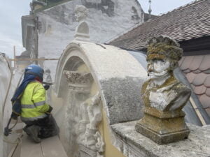 Curatare statui piatra prin sablare abraziva cu nisip pentru indepartare licheni, Palatul Toldalagi
