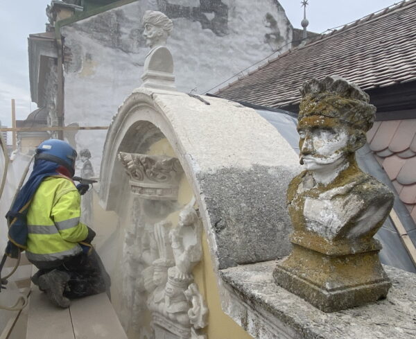 Curatare statui piatra prin sablare abraziva cu nisip pentru indepartare licheni, Palatul Toldalagi Curatare statui piatra prin sablare abraziva cu nisip pentru indepartare licheni, Palatul Toldalagi