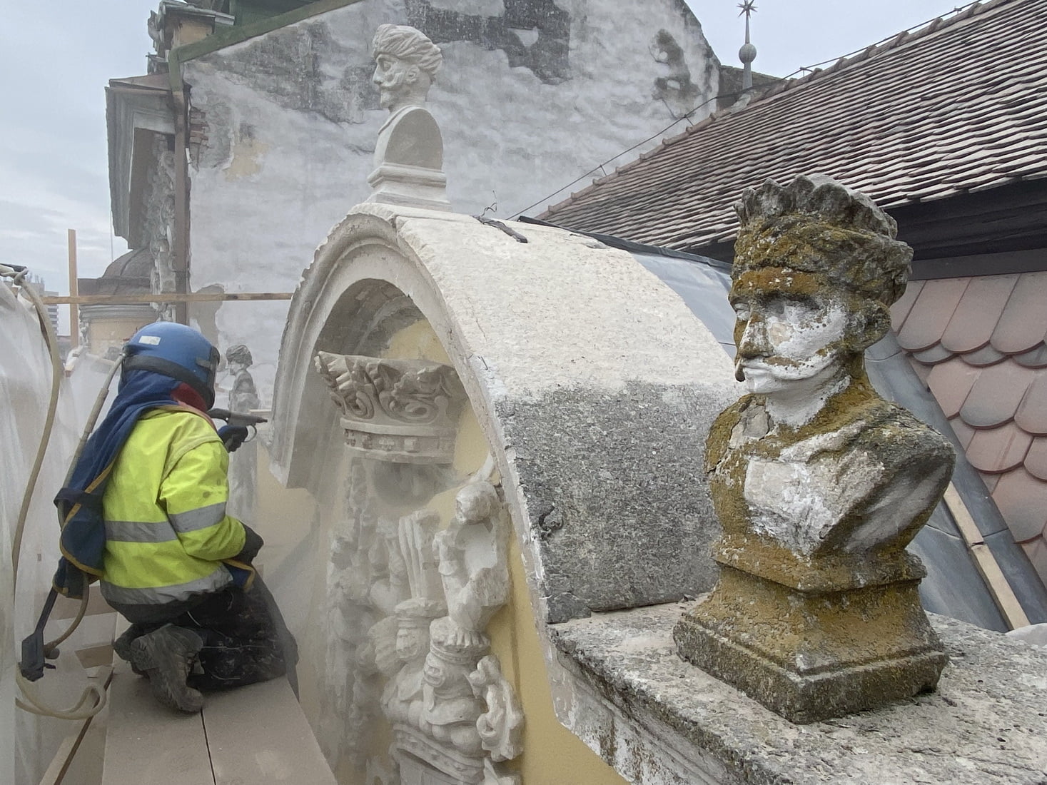 Curatare statui piatra prin sablare abraziva cu nisip pentru indepartare licheni, Palatul Toldalagi