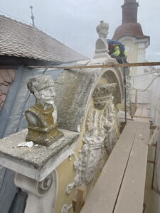 Curatare statui piatra prin sablare abraziva cu nisip pentru indepartare licheni, Palatul Toldalagi