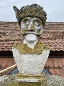 Curatare statui piatra prin sablare abraziva cu nisip pentru indepartare licheni, Palatul Toldalagi