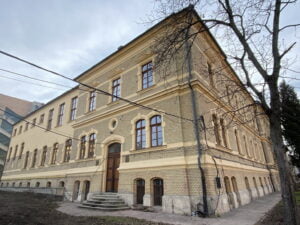 Curatare fatada caramida prin sablare abraziva cu nisip la cladirea Fiziologie UMF Cluj