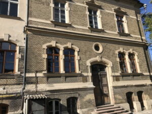 Curatare fatada caramida prin sablare abraziva cu nisip la cladirea Fiziologie UMF Cluj