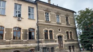 Curatare fatada caramida prin sablare abraziva cu nisip la cladirea Fiziologie UMF Cluj