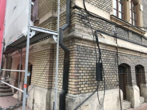 Curatare fatada caramida prin sablare abraziva cu nisip la cladirea Fiziologie UMF Cluj