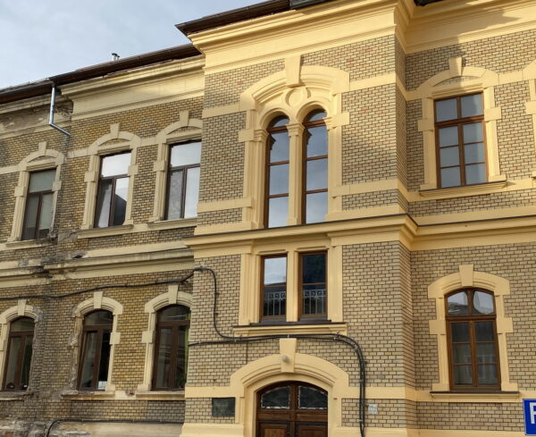 Curatare fatada caramida prin sablare abraziva cu nisip la cladirea Fiziologie UMF Cluj Curatare fatada caramida prin sablare abraziva cu nisip la cladirea Fiziologie UMF Cluj