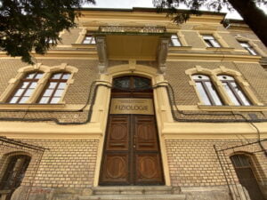 Curatare fatada caramida prin sablare abraziva cu nisip la cladirea Fiziologie UMF Cluj