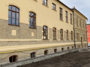 Curatare fatada caramida prin sablare abraziva cu nisip la cladirea Fiziologie UMF Cluj
