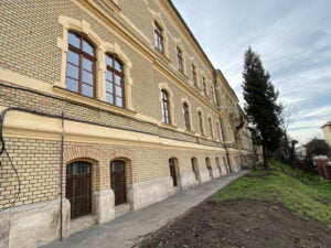 Curatare fatada caramida prin sablare abraziva cu nisip la cladirea Fiziologie UMF Cluj