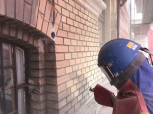 Curatare fatada caramida prin sablare abraziva cu nisip la cladirea Fiziologie UMF Cluj