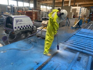 Curatare linie de productie industriala prin hidrosablare pentru indepartare vopsea, funingine, rumegus