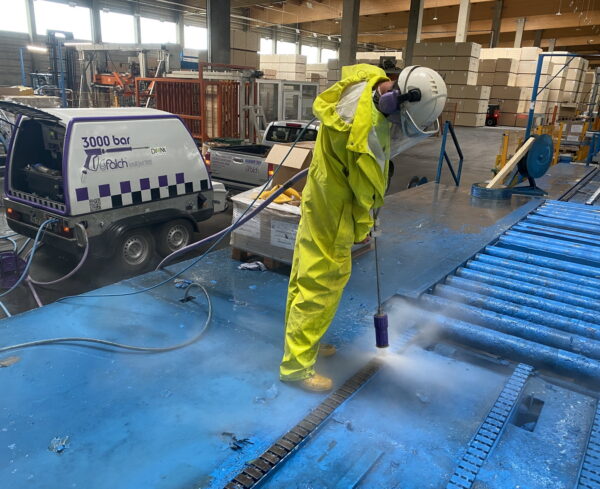 Curatare linie de productie industriala prin hidrosablare pentru indepartare vopsea, funingine, rumegus Curatare linie de productie industriala prin hidrosablare pentru indepartare vopsea, funingine, rumegus