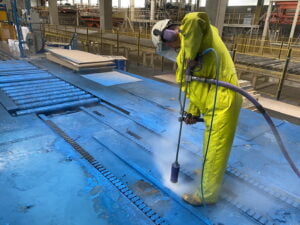 Curatare linie de productie industriala prin hidrosablare pentru indepartare vopsea, funingine, rumegus