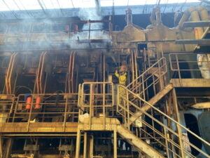 Curatare linie de productie industriala prin hidrosablare pentru indepartare vopsea, funingine, rumegus