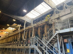 Curatare linie de productie industriala prin hidrosablare pentru indepartare vopsea, funingine, rumegus