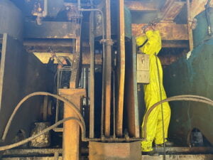Curatare linie de productie industriala prin hidrosablare pentru indepartare vopsea, funingine, rumegus