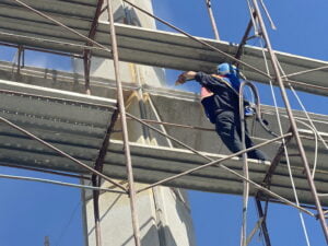 Curatare monument istoric prin sablare abraziva cu nisip pentru indepartare licheni, muschi, mucegai