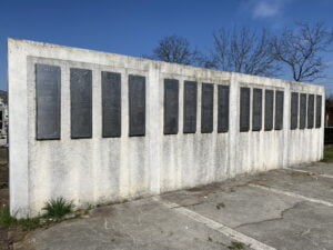 Curatare monument istoric prin sablare abraziva cu nisip pentru indepartare licheni, muschi, mucegai
