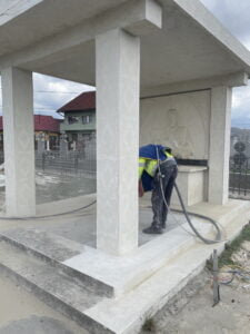 Curatare monument istoric prin sablare abraziva cu nisip pentru indepartare licheni, muschi, mucegai
